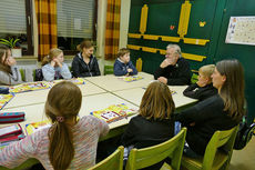 Symbolische Mantelteilung mit den Kommunionkindern (Foto: Karl-Franz Thiede)